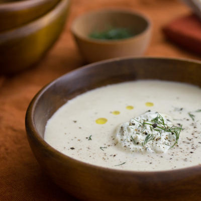 geroosterde bloemkool en aardappelsoep met dille slagroom