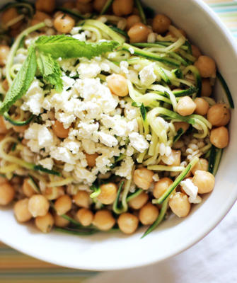 kikkererwten, gerst en courgette lintsalade met munt en feta