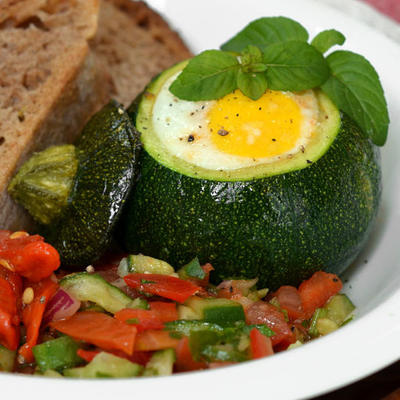 acht-ball courgette met binnen gebakken eieren