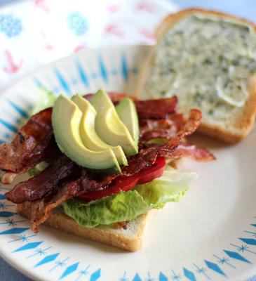 Californië blt met avocado en basilicummayonaise