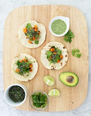 miso-esdoorn zoete aardappentaco's met kokos-cilantro saus
