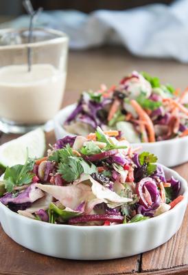 knapperige Aziatische slaw met dressing van gember-tahini