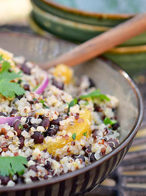 quinoa en zwarte bonensalade met citrus-koriander dressing