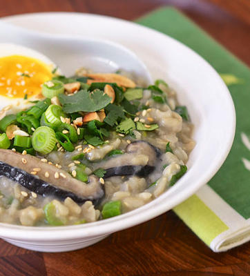 bruine rijst congee met shiitake champignons en greens