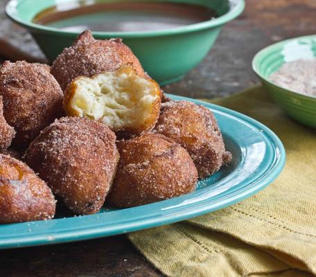 churros-ballen met warme chocoladesaus