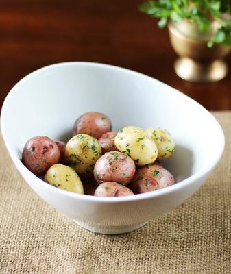 nieuwe aardappelen met kruiden en ansjovis boter