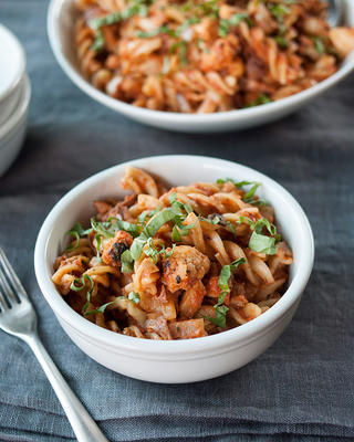 pan-geroosterde bloemkoolpasta met rokerige tomatensaus