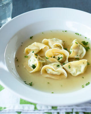 drie-kaas tortellini in parmezaanse bouillon