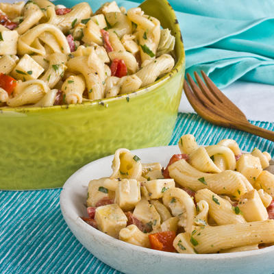 pastasalade met gouda, rode pepers en artisjokharten