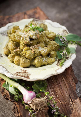 romige groene knoflook en avocadopesto over gnocchi