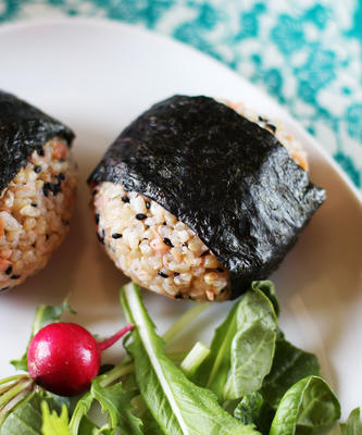 zalm en zwarte sesam onigiri (Japanse rijstballen)