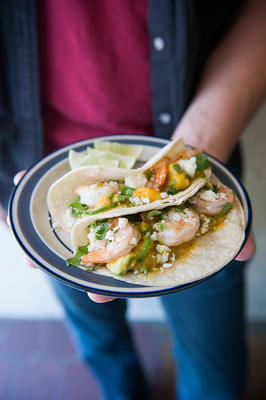 geroosterde garnalen taco's met mango-avocado salsa