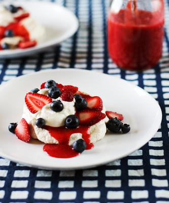 mini zomerbes pavlovas met aardbeisaus