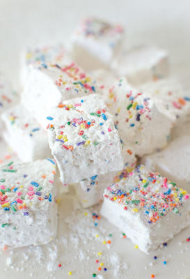verjaardagstaart marshmallows met hagelslag