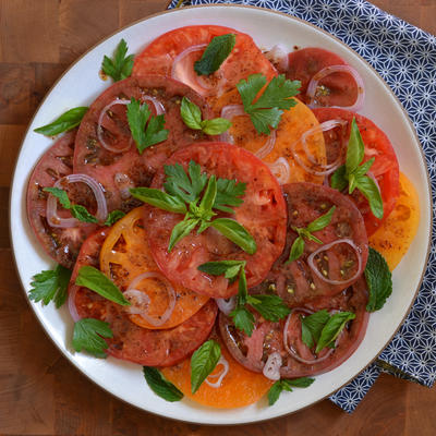 heirloom tomatensalade met granaatappel-sumac dressing
