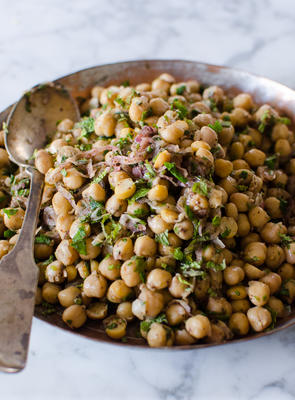kikkererwt salade met rode ui, sumak en citroen