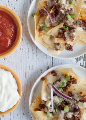 chorizo-nacho's met witte queso-saus