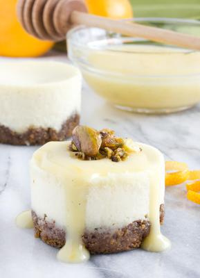 geitenkaas, honing en pistache mini-cheesecakes met meyer-citroencrème