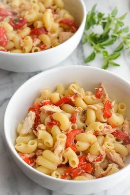 pastasalade met geroosterde paprika's, tonijn en oregano-vinaigrette