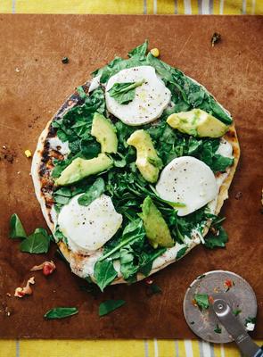 witte pizza met avocado, spinazie en mozzarella