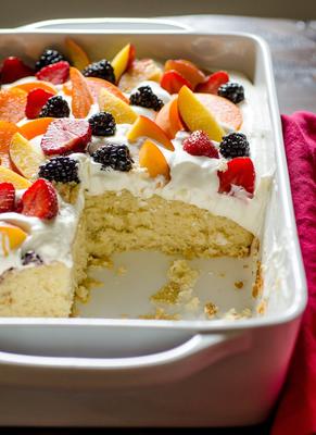 gemakkelijke zomercake met fruit en room