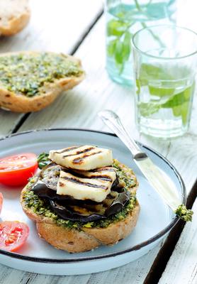 gegrilde hamburgers met halloumi-kaas