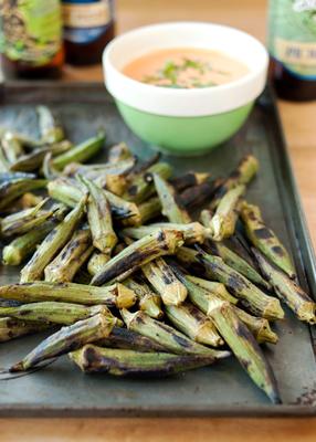 gegrilde okra met pittige chipotle dipsaus