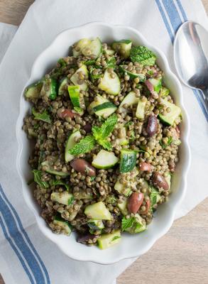 koude linzensalade met komkommers en olijven