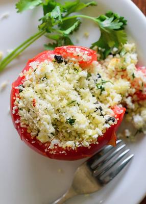 couscous en geitenkaas gevuld met tomaten