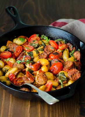 gnocchi-koekepan met kippenworst en tomaten