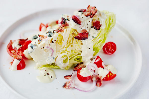 ijsbergsalade met zelfgemaakte blauwe kaasdressing