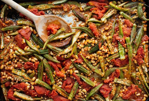 geroosterde okra, zwartogige erwten en tomaten