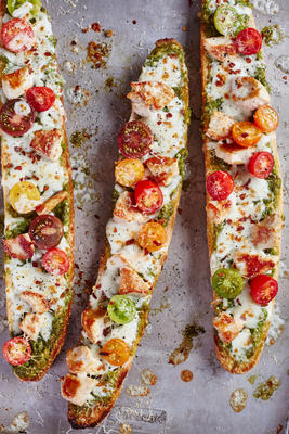 Frans brood pesto kip pizza