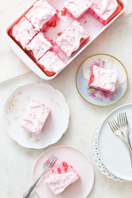 roze champagne poke cake