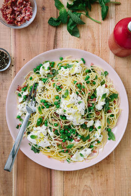 spaghetti met knapperige pancetta, erwten en burrata