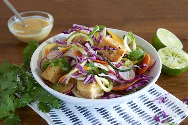 gourmande courgette noedelsalade met knapperige zwarte pepertofu