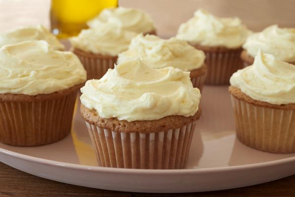 één-kom oranje olijfolie cupcakes met honing buttercream