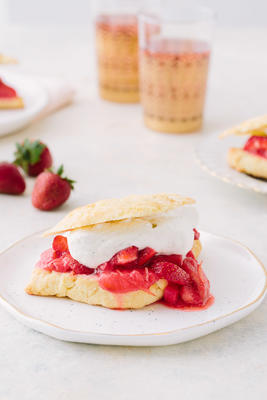 eenvoudig geroosterde shortcakes van aardbei-rabarber met kardemom-slagroom