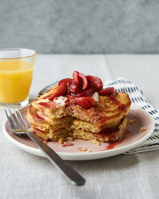 maisbroodpannenkoekjes met aardbeiencompote