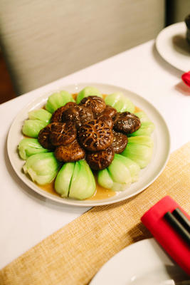 gestoofde shiitake champignons met choy bab bok