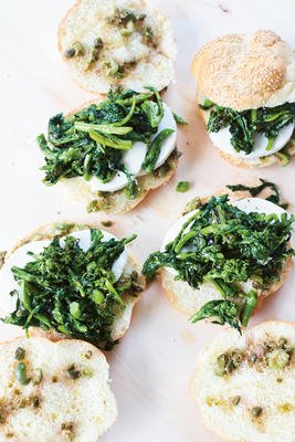 geperst broccoli Rabe en mozzarella broodjes
